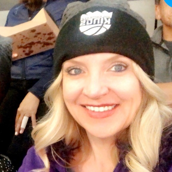 Hi! Take a look at my closet! Maybe something might catch your eye! ๐ค - Picture 1 of 1